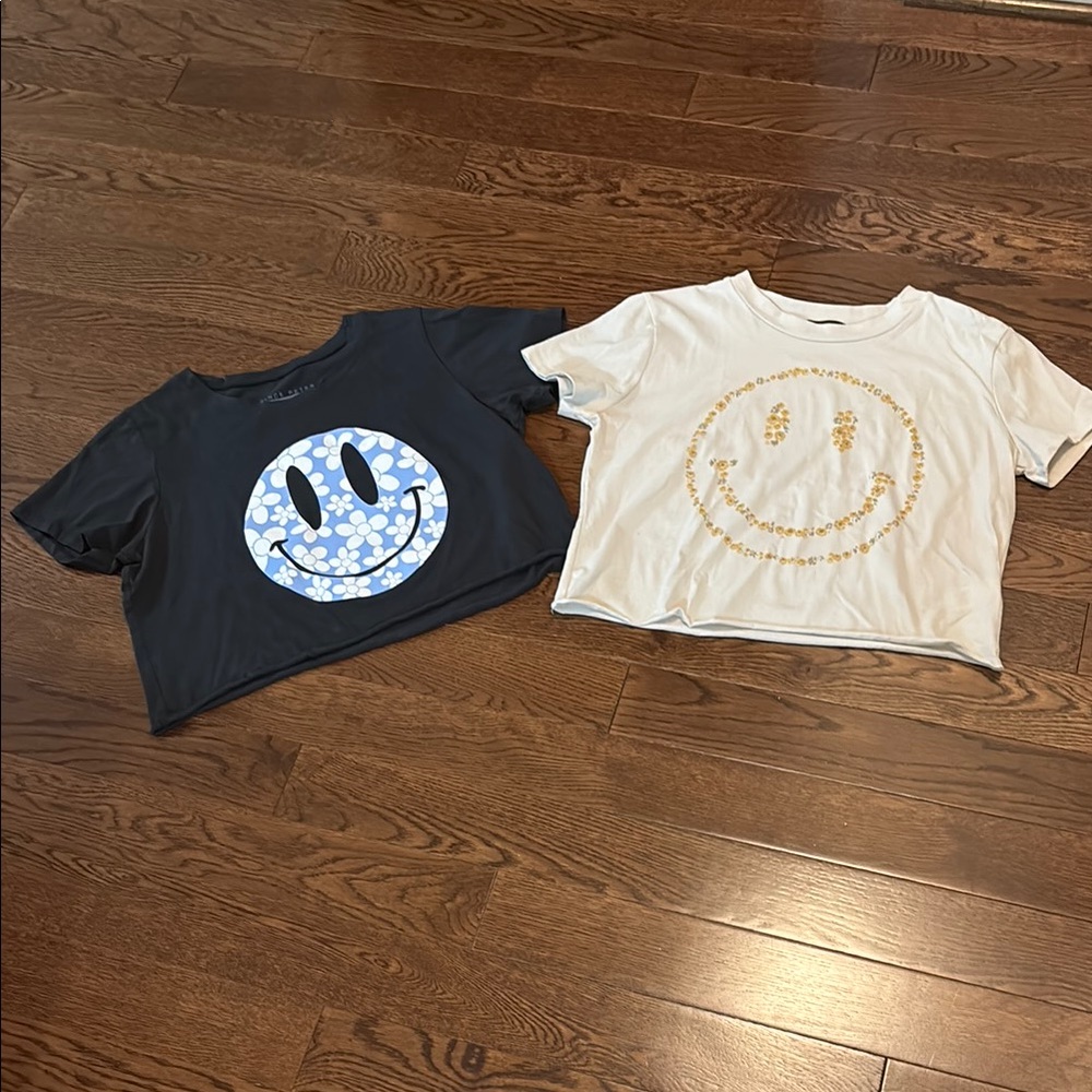 Cropped Smiley Face Graphic T-Shirts in Black & White. Excellent condition